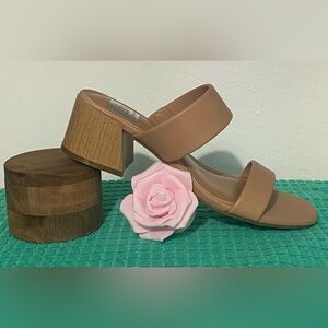 NWT..DOLCE VITA WOMENS ELEGANT TAN BLOCK HEELED SANDALS